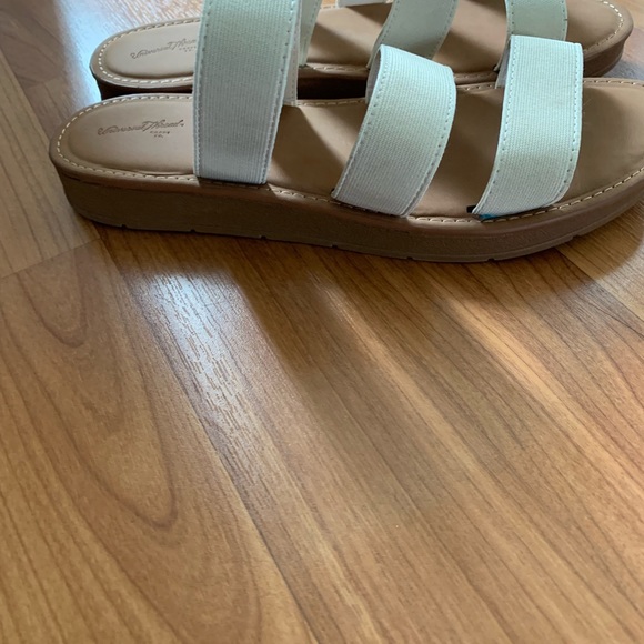 Like new universal thread strappy slides - Picture 2 of 3